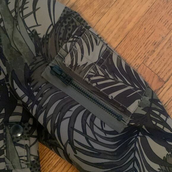 Carine Roitfeld x Uniglo Jungle Bomber - Picture 5 of 7